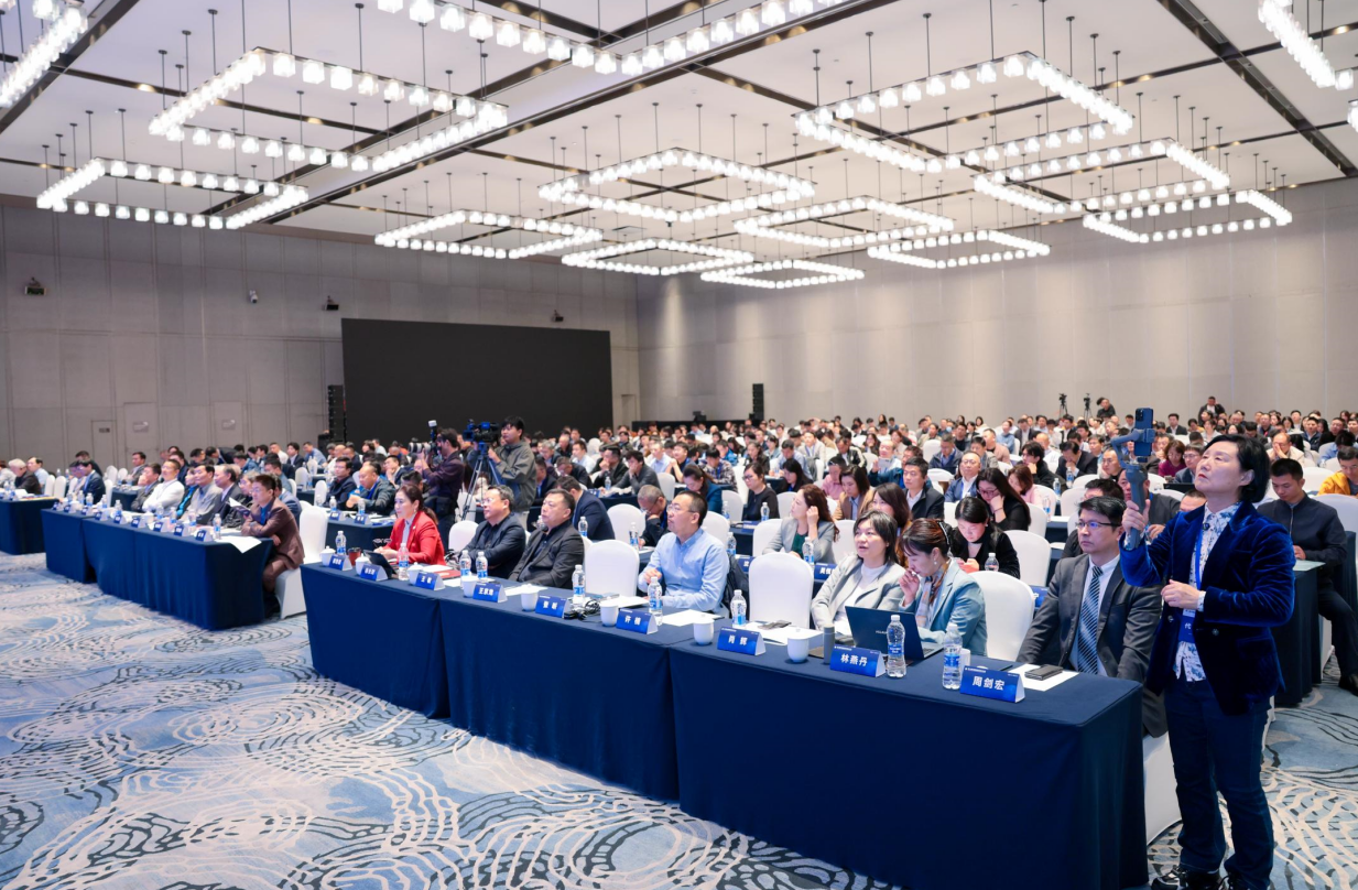 Read more about the article 共襄盛举！qy·球友会(中国)电源闪耀第二届中国照明科研技术大会暨第十九届中照照明奖盛典
